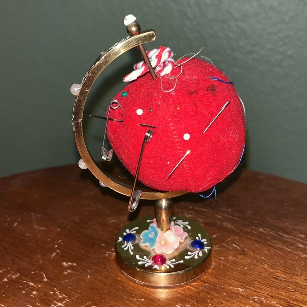Vintage 1950s to 1960s Red Velvet/Brass Metal Pincushion World/Globe Shaped - Picture 4 of 7